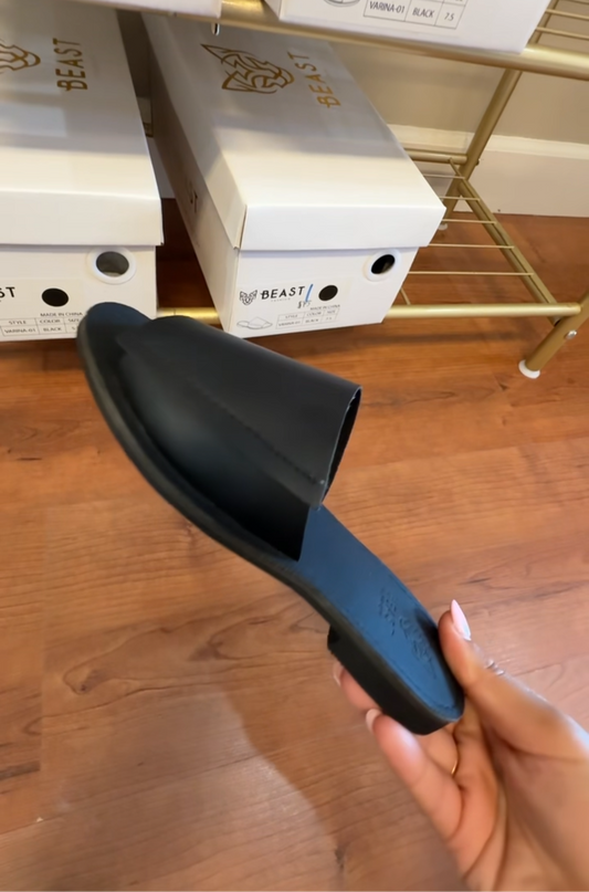 Moe Sandal- Black